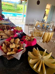 卡兰卡斯Pousada Sal da Terra的一张桌子,上面放着食物和香蕉