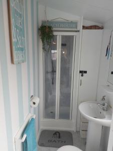 惠特利湾Jock's Place的带淋浴、卫生间和盥洗盆的浴室