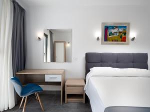 杜布罗夫尼克D-Elegant Lapad Dubrovnik的一间卧室配有一张床、一把椅子和镜子