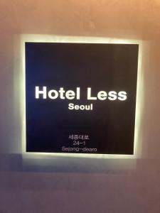 首尔Hotel Less Seoul的墙上的少灵魂的标志