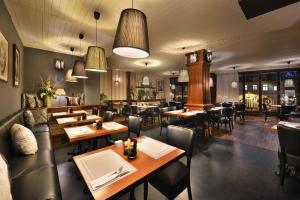 捷克利帕Hotel Morris Premium Collection的一间带桌椅的用餐室和一间餐厅