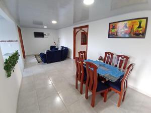 蒙圭ApartaHotel Monguí的一间配备有蓝色桌子和椅子的用餐室