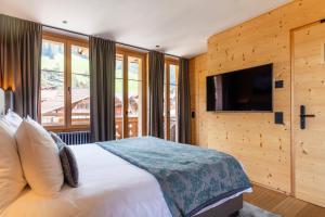 格施塔德Hotel-Restaurant Valrose的一间卧室配有一张大床和电视