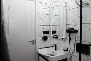 VoždivacGorila 1的白色的浴室设有水槽和镜子
