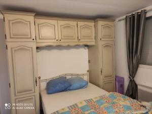 米利拉福雷Maison avec deux chambres au calme的一间卧室配有一张带蓝色枕头的床。
