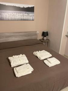 特尔尼Rosy Bed&Breakfast的一间卧室配有带毛巾的床
