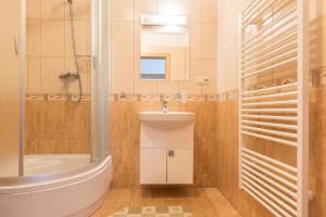 HutyKoliba Holica的浴室配有盥洗盆、卫生间和浴缸。