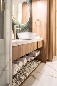 亚历山德鲁波利斯Annecy的一间带水槽和镜子的浴室