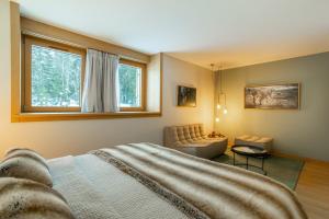 拉穆拉La Ferme du Lanchet的一间卧室配有一张床、一张沙发和一个窗口