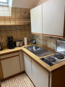 维滕斯皮彻特酒店的厨房配有水槽和台面