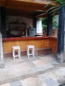 吉利特拉旺安Wahyu Gili 1的酒吧前的两把白凳子