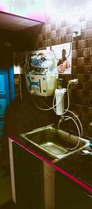 甘吉布勒姆Sai Homestay的厨房柜台设有水槽和餐具