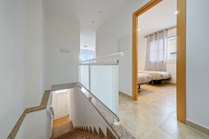 El Lligallo del GànguilEncantador apartamento en El Delta del Ebro-Apartaments Iaio Kiko的卧室房子的楼梯