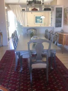 雅典Sea View House Voula的一间带桌椅的用餐室