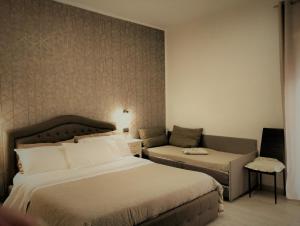 庞贝Domus Michaeli B&B Pompei的酒店客房,设有两张床和一张沙发