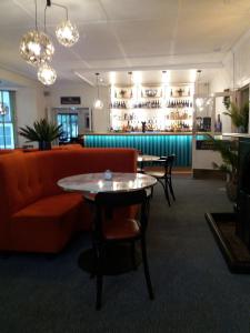 波特马多克皇家运动员酒店的客厅配有沙发和桌子
