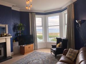 班戈北爱尔兰Loughview的客厅设有大窗户和电视。