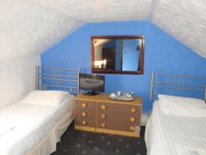 拉姆斯盖特斯宾塞庭园酒店的一间卧室配有两张床和一张带镜子的书桌