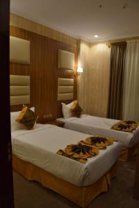 Sīdī Ḩamzahفندق اللؤلؤة الذهبي的配有两张床的旅馆客房