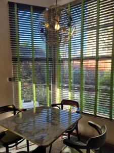 波特马多克皇家运动员酒店的餐桌、椅子和大窗户
