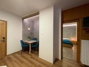 马尔尼茨appartementsKOFLER的小房间设有桌子和床