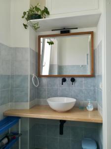 斯廷蒂诺Domo Sul Porto的一间带水槽和镜子的浴室