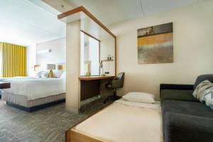 阿森斯阿森斯市西春季山丘套房万豪酒店的酒店客房设有一张沙发和一张床