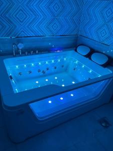 利雅德شقة متكاملة غرفتين مع جاكوزي的天花板客房内的蓝色浴缸