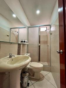 齐克拉约Hermoso Departamento dentro de un Condominio的一间带水槽、卫生间和淋浴的浴室