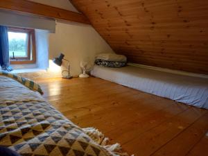GlendreeDruid cottage的一间卧室配有一张床,铺有木地板