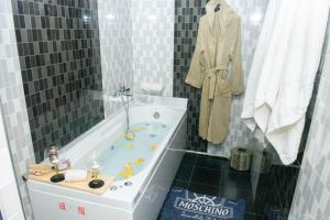 雅莎尼奥Tajo VIllas的带浴缸和盥洗盆的浴室