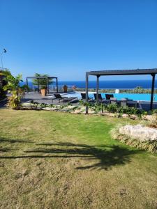欧丘里欧PYRAMID JOY, 2 Bedroom Villa, Ocho Rios, Jamaica的一个带长椅的公园,享有海景