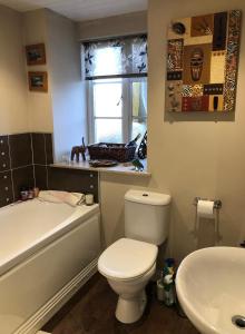 爱丁堡Country home near the airport的浴室配有白色卫生间和盥洗盆。