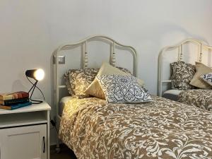 莫内利亚COMFORTABLE SEA HOLIDAYS AND WALKS的一间卧室配有带枕头的床