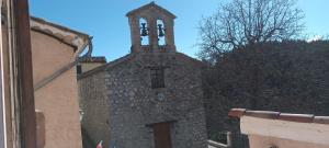 Le panorama的一座古老的石头建筑,上面有一座塔,上面有钟