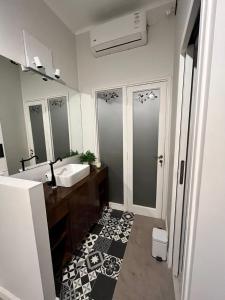 门多萨Gomez Point Mendoza的一间带水槽和镜子的浴室