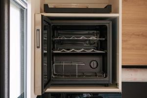 恩基尔希Velo & Wohnen -NEU- Elektroräder inklusive-Sauna-Moselblick的厨房里设有烤箱,门开