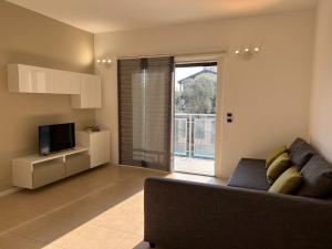 多马索Alexandra's Sunset Apartment的带沙发和电视的客厅
