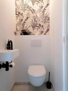 布鲁日CoZB的浴室配有白色卫生间和盥洗盆。