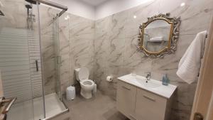 克雷马斯蒂Ma Maison Bleue的一间带卫生间、水槽和镜子的浴室
