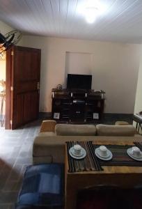 佩尼多Sitio148 Hospedaria的客厅配有沙发和桌子