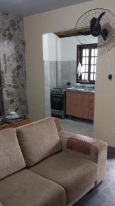 佩尼多Sitio148 Hospedaria的带沙发和吊扇的客厅