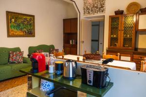 贝瓦尼亚Casa di nonna的客厅配有咖啡桌和沙发