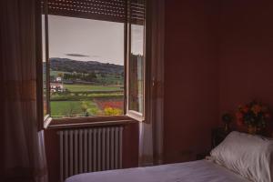贝瓦尼亚Casa di nonna的一间卧室设有窗户,享有田野美景