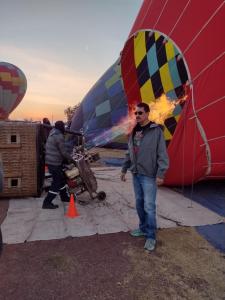 圣胡安特奥蒂瓦坎Posada y Spa Jade Teotihuacan的站在热气球前的人