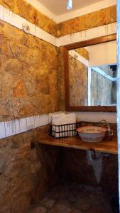 Santa ElenaHotel Colibrí Petén的一间带水槽和窗户的台面的浴室