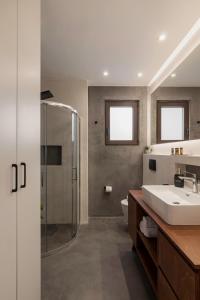 干尼亚Chania City Luxury Dreams Apartment in the Heart of Chania的一间带水槽和淋浴的浴室