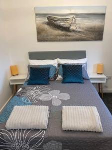 斯蒂夫尼奇Luxury Town Center Studio Stevenage的一间卧室配有带两个枕头的床和一幅画