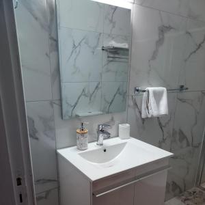 利马索尔Artemis House的白色的浴室设有水槽和镜子
