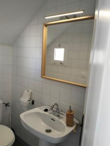 奇克拉纳－德拉弗龙特拉Casa Sargo的一间带水槽、镜子和卫生间的浴室